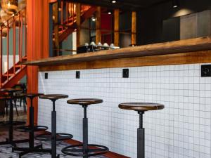 uma fila de bancos num balcão num restaurante em greet Tbilisi Center em Tbilisi mais 31 fotografias