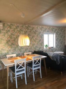 une salle à manger avec une table et des chaises dans l'établissement Villa Indalsälven, à Hammarstrand