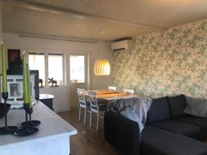 un salon avec un canapé et une table dans l'établissement Villa Indalsälven, à Hammarstrand 10 autres photos