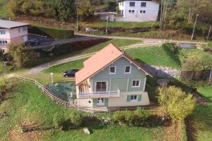 une vue aérienne d'une maison sur une colline dans l'établissement Appartement Le Chalet Vert proche lac randonnées, à La Bresse 19 autres photos