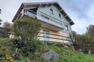 une maison à flanc de colline dans l'établissement Appartement Le Chalet Vert proche lac randonnées, à La Bresse