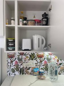 Un armario de cocina con una encimera con flores. en Coast B&B - Agulhas, en Agulhas