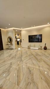 un ampio soggiorno con un grande pavimento in marmo di استراحة الزهراء a Gedda Altre 13 foto