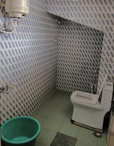 ein Badezimmer mit einem WC und einer grünen Badewanne in der Unterkunft Coorg homes & villas in Madikeri + 4 Fotos