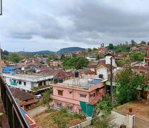eine Draufsicht auf eine Stadt mit Gebäuden in der Unterkunft Coorg homes & villas in Madikeri