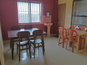 ein Esszimmer mit Tisch und Stühlen in der Unterkunft Coorg homes & villas in Madikeri