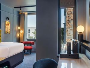 une chambre d'hôtel avec un lit et un bureau dans l'établissement TRIBE Krakow Old Town, à Cracovie 146 autres photos