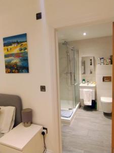 Koupelna v ubytování Fantastic location Ensuite luxury Shoreditch Hoxton spitalfields Liverpool st London Bridge city 2 Room only luxury Doubles for 5 guests