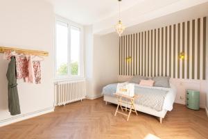 une chambre avec un lit et une fenêtre dans l'établissement Maison de L'Apothicaire, à Montaigu-Vendée