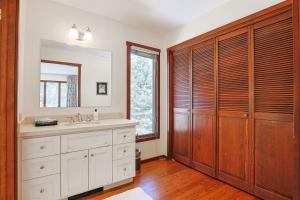 une salle de bain avec un lavabo et un miroir dans l'établissement RMR: Lake Creek Cottage Home in The Aspens, à Wilson 12 autres photos