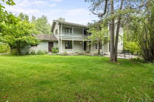 une vieille maison avec une grande cour dans l'établissement RMR: Lake Creek Cottage Home in The Aspens, à Wilson