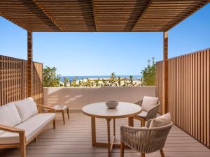 DELUXE SEA VIEW King - 56sm, sofa, large outdoor terrace, coffee and tea facilities