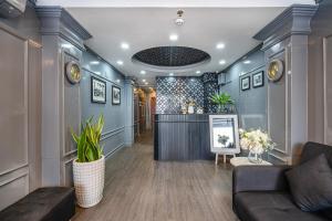 sala de estar con paredes azules y sofá en Bến Thành Market - KAS HOTEL, en Ho Chi Minh