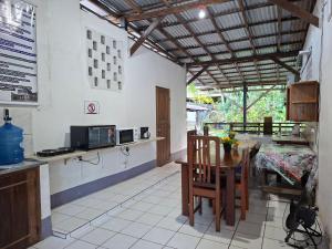a kitchen and dining room with a table and chairs at Suite aconchegante do Tapana in Belém