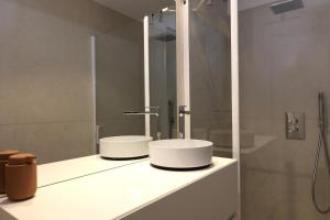 une salle de bain avec deux lavabos et une douche dans l'établissement Appartement 6 personnes moderne & épuré vue latéral mer à Knokke avec parking by La Conciergerie, à Knokke-Heist 14 autres photos