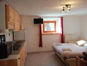 a small kitchen with a bed and a window at canton 520 appartamenti self check in in Livigno