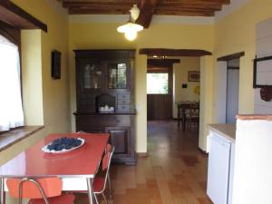 una cucina e una sala da pranzo con un tavolo e una sala da pranzo di Casa di Nadia a Civitella deʼ Conti