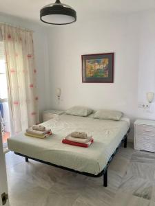 Ένα ή περισσότερα κρεβάτια σε δωμάτιο στο Seafront Garden and Sea views