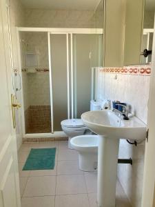 Ένα μπάνιο στο Seafront Garden and Sea views