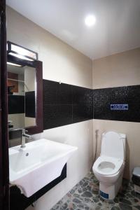 łazienka z umywalką i toaletą w obiekcie TJR Boutique hotel w mieście Chiang Mai