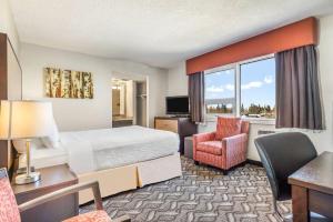 Μια τηλεόραση ή/και κέντρο ψυχαγωγίας στο Days Inn by Wyndham Airdrie