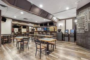 Ο χώρος του lounge ή του μπαρ στο Days Inn by Wyndham Airdrie