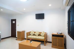 Un televizor și/sau centru de divertisment la TJR Boutique hotel