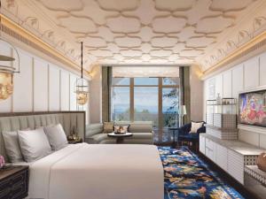 TV a/nebo společenská místnost v ubytování Fairmont Udaipur Palace