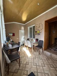 a living room with a table and chairs at Guest House Elguja Qushashvili in Stepantsminda