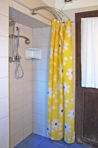una tenda da doccia con fiori in bagno di Casa di Nadia a Civitella deʼ Conti