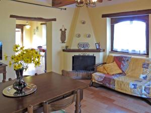 un soggiorno con un divano e un tavolo di Casa di Nadia a Civitella deʼ Conti