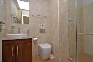 Ένα μπάνιο στο Lavelo Apartments +13 φωτογραφίες