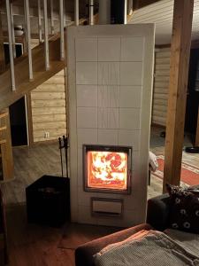 un camino nel mezzo di un soggiorno di Luksushuvila louhosjärven rannalla a Isokyrö Altre 12 foto