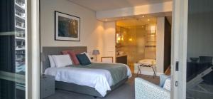 Giường trong phòng chung tại V & A Waterfront Apartments Palgrave 102