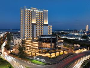 バタム・センターにあるGrand Mercure Batam Centreの大きなホテルの建物