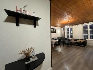 梅斯Le Belvedere Cathédrale的带桌子的客厅和餐厅 更多7张照片