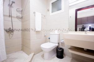 um banheiro com vaso sanitário e pia em Comfy Furnished Studio Apartment no Dubai