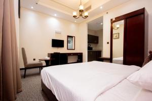 um quarto de hotel com uma cama e uma escrivaninha em Comfy Furnished Studio Apartment no Dubai