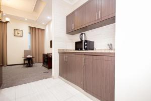 uma cozinha com pia e micro-ondas em Comfy Furnished Studio Apartment no Dubai