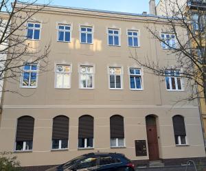 科特布斯Mittendrin的一座带窗户的建筑,前面有停车位