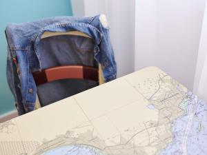 une veste en jean posée sur une table dans l'établissement Greet Hôtel Saint-Nazaire Trignac Nouvelle Marque du Groupe Accor, à Trignac