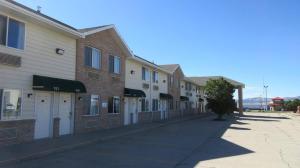 une rue vide devant un immeuble dans l'établissement Quality Inn Beaver I-15, à Beaver