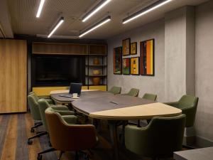 einen Konferenzraum mit einem Tisch, Stühlen und einem Laptop in der Unterkunft TRIBE Belo Horizonte Savassi in Belo Horizonte + 153 Fotos