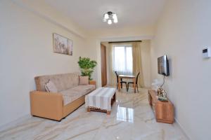 Μια τηλεόραση ή/και κέντρο ψυχαγωγίας στο Lavelo Apartments