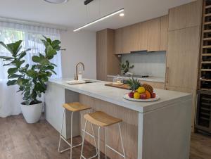 Nhà bếp/bếp nhỏ tại Peaceful Byron House, Walk to Beach, Starlink, Flexible Sleeping Arrangements