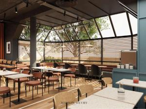 un ristorante con tavoli, sedie e finestre di ibis Styles Colombes Paris Ouest (Ouverture Octobre 2025) a Colombes