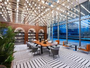 Πισίνα στο ή κοντά στο Novotel Shanghai Baoshan Jiusi