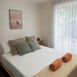 Postel nebo postele na pokoji v ubytování Close to beach & cafés with a quiet, fenced garden and flexible sleeping arrangements