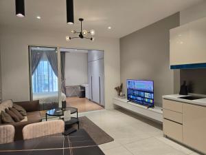 吉隆坡Quill Resort Suites Star House的客厅里有一张沙发和一台电视