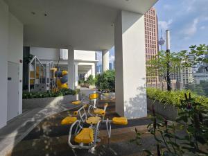 吉隆坡Quill Resort Suites Star House的停在建筑物一侧的自行车